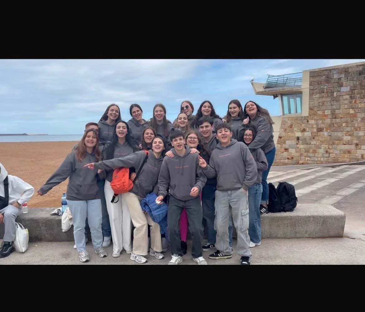 Grupo con sudaderas personalizadas